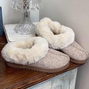 Dearfoams Women's Tan and Cream Slippers